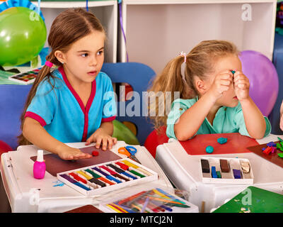 Teig ein Kinderspiel in der Schule. Knetmasse für Kinder. Stockfoto