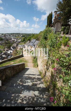 Hundert und vierzig - zwei Schritte führen zur Eglise de Brelevenez, Lannion, Côtes-d'Armor, Bretagne, Frankreich. Stockfoto