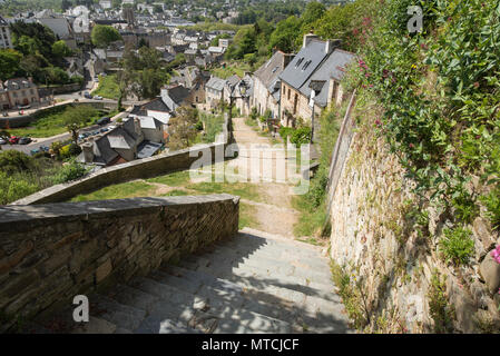 Hundert und vierzig - zwei Schritte führen zur Eglise de Brelevenez, Lannion, Côtes-d'Armor, Bretagne, Frankreich. Stockfoto