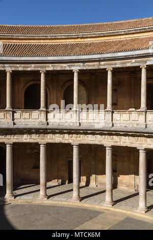 GRANADA, Spanien - 23. JANUAR 2018: Alhambra, runden Innenraum der Palacio de Carlos V. Stockfoto