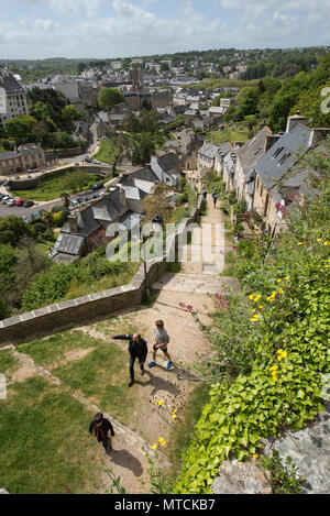 Hundert und vierzig - zwei Schritte führen zur Eglise de Brelevenez, Lannion, Côtes-d'Armor, Bretagne, Frankreich. Stockfoto