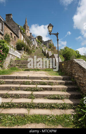 Hundert und vierzig - zwei Schritte führen zur Eglise de Brelevenez, Lannion, Côtes-d'Armor, Bretagne, Frankreich. Stockfoto