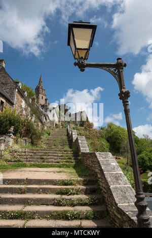 Hundert und vierzig - zwei Schritte führen zur Eglise de Brelevenez, Lannion, Côtes-d'Armor, Bretagne, Frankreich. Stockfoto