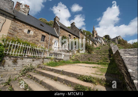 Hundert und vierzig - zwei Schritte führen zur Eglise de Brelevenez, Lannion, Côtes-d'Armor, Bretagne, Frankreich. Stockfoto