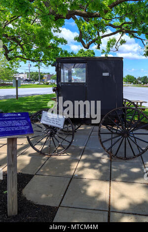 Lancaster, PA, USA - 23. Mai 2018: Eine schwarze, alte Ordnung Mennonite Buggy auf der Entdecken Sie Lancaster Besucher Zentrum ist von Touristen zu posieren Stockfoto