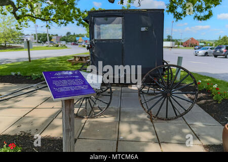 Lancaster, PA, USA - 23. Mai 2018: Eine schwarze, alte Ordnung Mennonite Buggy auf der Entdecken Sie Lancaster Besucher Zentrum ist von Touristen zu posieren Stockfoto