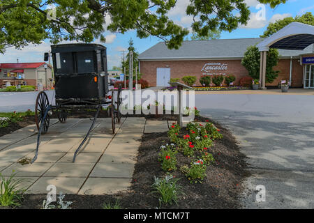 Lancaster, PA, USA - 23. Mai 2018: Eine schwarze, alte Ordnung Mennonite Buggy auf der Entdecken Sie Lancaster Besucher Zentrum ist von Touristen zu posieren Stockfoto