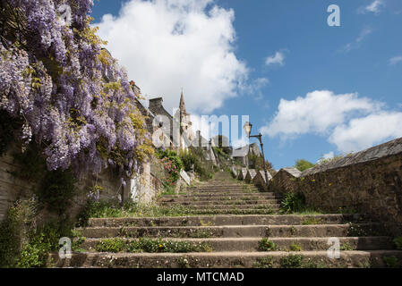 Hundert und vierzig - zwei Schritte führen zur Eglise de Brelevenez, Lannion, Côtes-d'Armor, Bretagne, Frankreich. Stockfoto