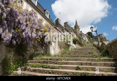 Hundert und vierzig - zwei Schritte führen zur Eglise de Brelevenez, Lannion, Côtes-d'Armor, Bretagne, Frankreich. Stockfoto