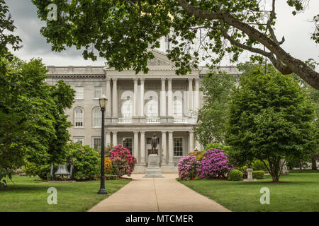 State House mit Daniel Webster Statue vor. (Nur original Kammern in den USA.) New Hampshire. Häuser NH Gericht, Gouverneur, Exec. Rat. Stockfoto