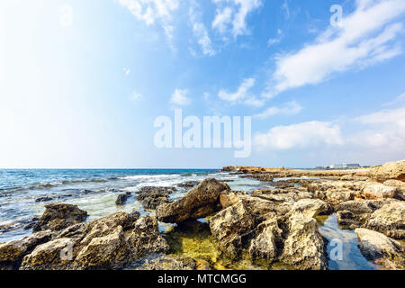 Tageslicht, Nissi Beach mit bunten hellen Blau rocky Wasser und Himmel mit Wolken. Negative Kopie Platz, Platz für Text. Ayia Napa, Zypern Stockfoto