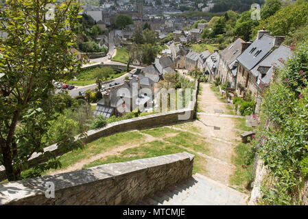 Hundert und vierzig - zwei Schritte führen zur Eglise de Brelevenez, Lannion, Côtes-d'Armor, Bretagne, Frankreich. Stockfoto