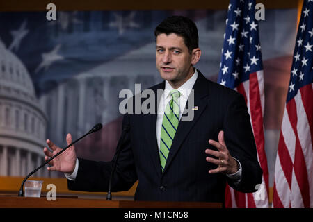 House Speaker Rep. Paul Ryan (R-WI) spricht während seiner wöchentlichen Pressekonferenz im Kapitol. Stockfoto
