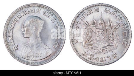 Thailand 1 Baht Münze, B.E. (1962 oder 2505) auf weißem Hintergrund. Stockfoto