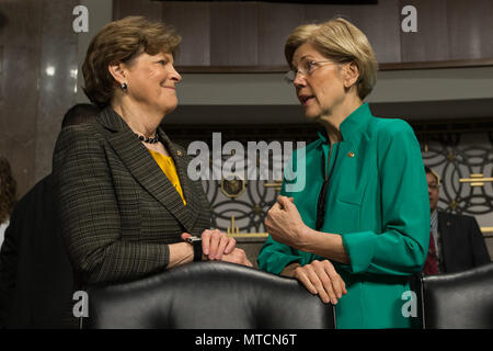 Senatoren Jeanne Shaheen (D-NH) (links) und Elizabeth Warren (D-MA) Converse vor dem Streitkräfteausschuss des Senats, die in der U.S. Capitol am 18. Mai 2017. Stockfoto