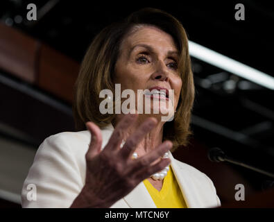 Demokratischer Führer Rep. Nancy Pelosi (D-CA) spricht während ihrer wöchentlichen Pressekonferenz im Kapitol. Stockfoto