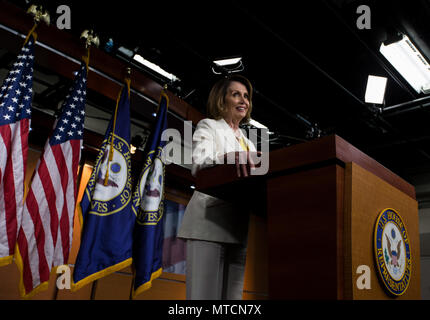 Demokratischer Führer Rep. Nancy Pelosi (D-CA) spricht während ihrer wöchentlichen Pressekonferenz im Kapitol. Stockfoto