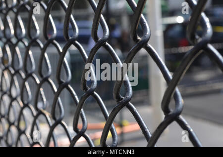 Nahaufnahme von einem schwarzen chain-link fence Stockfoto