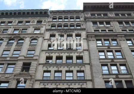 Fassaden von drei großen und prunkvollen Gebäuden im historischen Stadtteil Soho in New York Stockfoto