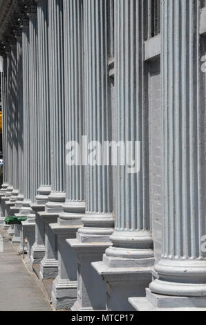 Graue Spalten auf einer Fassade auf Broome Street in NYCâ € ™ s Soho Stockfoto