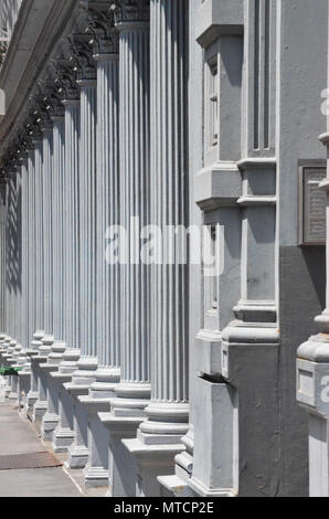 Graue Spalten auf der Fassade eines alten Industriegebäude auf Broome Street in NYCâ € ™ s Soho Stockfoto