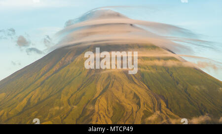 Mount Mayon Vulkan in der Provinz Bicol, Philippinen. Wolken Zeitrafferaufnahmen. Stockfoto