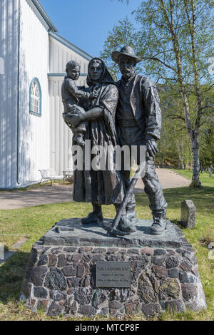 Rallarfamilien Statue, Rallar Familie Statue außerhalb Kåfjord Kirche in Kåfjord, Alta, Norwegen. Stockfoto