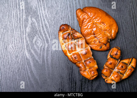 Roh geräuchert Kabeljau Kaviar in schwarz Holz- Hintergrund Stockfoto