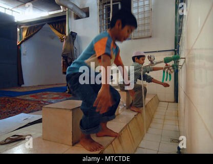 Rom. Moschee in der Nachbarschaft, Imam Mizanur Torpignattara Rahman lehrt Arabisch für Kinder aus Bangladesch. Italien. Stockfoto