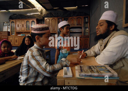 Rom. Moschee in der Nachbarschaft, Imam Mizanur Torpignattara Rahman lehrt Arabisch für Kinder aus Bangladesch. Italien. Stockfoto