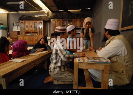 Rom. Moschee in der Nachbarschaft, Imam Mizanur Torpignattara Rahman lehrt Arabisch für Kinder aus Bangladesch. Italien. Stockfoto