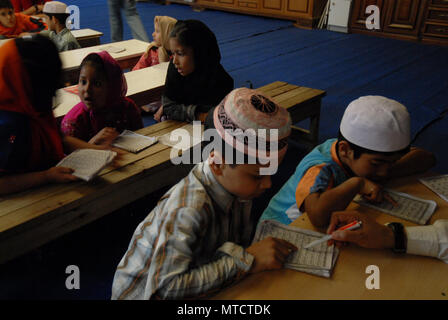 Rom. Moschee in der Nachbarschaft, Imam Mizanur Torpignattara Rahman lehrt Arabisch für Kinder aus Bangladesch. Italien. Stockfoto