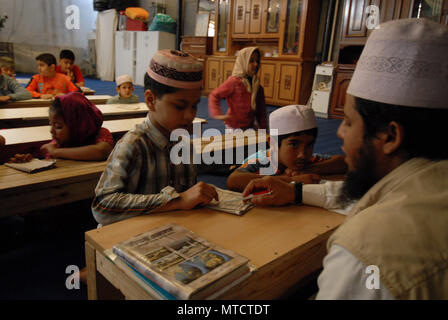 Rom. Moschee in der Nachbarschaft, Imam Mizanur Torpignattara Rahman lehrt Arabisch für Kinder aus Bangladesch. Italien. Stockfoto