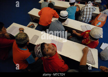 Rom. Moschee in der Nachbarschaft, Imam Mizanur Torpignattara Rahman lehrt Arabisch für Kinder aus Bangladesch. Italien. Stockfoto