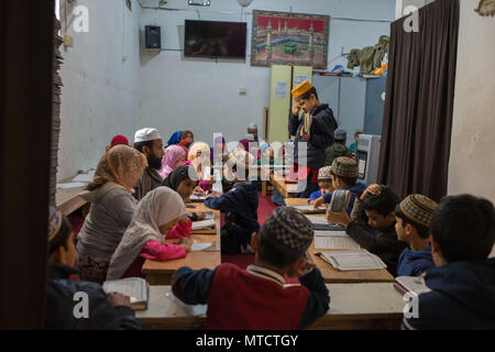 Rom. Bangla Sprache, Schule, Studium des Korans und der Geschichte und Geographie Bangladesch, im islamischen Kulturzentrum MASJEED-E-ROM in der Stockfoto