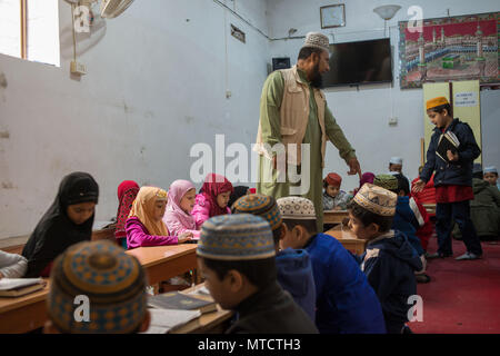 Rom. Bangla Sprache, Schule, Studium des Korans und der Geschichte und Geographie Bangladesch, im islamischen Kulturzentrum MASJEED-E-ROM in der Stockfoto