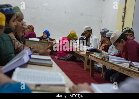 Rom. Bangla Sprache, Schule, Studium des Korans und der Geschichte und Geographie Bangladesch, im islamischen Kulturzentrum MASJEED-E-ROM in der Stockfoto