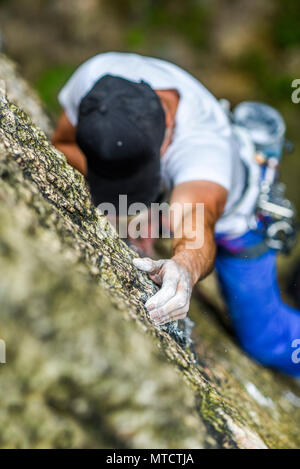 Eines Mannes Hand klettern ein Fels. Die weiße Hand in klettern Magnesia. Stockfoto