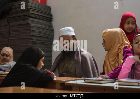 Rom. Bangla Sprache, Schule, Studium des Korans und der Geschichte und Geographie Bangladesch, im islamischen Kulturzentrum MASJEED-E-ROM in der Stockfoto