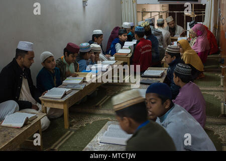 Rom. Bangla Sprache, Schule, Studium des Korans und der Geschichte und Geographie Bangladesch, im islamischen Kulturzentrum MASJEED-E-ROM in der Stockfoto