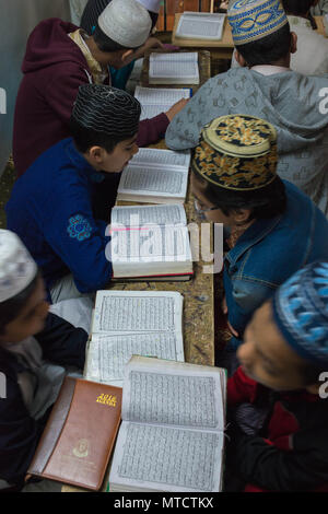 Rom. Bangla Sprache, Schule, Studium des Korans und der Geschichte und Geographie Bangladesch, im islamischen Kulturzentrum MASJEED-E-ROM in der Stockfoto