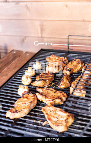 Lecker gegrilltes Fleisch vom Grill. Beef Steak auf dem Grill Gitter, Flammen auf Hintergrund. Grill, leckeres Essen. Bqq Zeit, verschiedene Teilstücke von Fleisch am Grill über das Feuer. Stockfoto