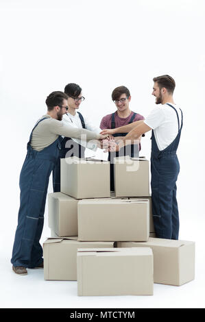 Fröhliche movers lehnte sich auf Stapel von Kisten isoliert auf weiß zurück Stockfoto