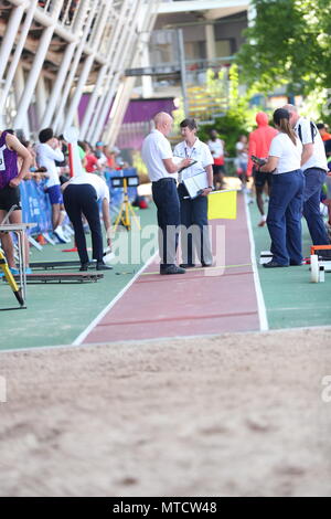 In Loughborough, England, 20, Mai, 2018. Beamte der Vorbereitung der Weitsprung Grube bei der LIA 2018 Loughborough Internationalen Leichtathletik Meeting. Die me Stockfoto