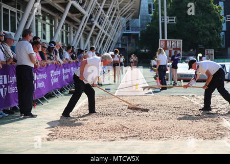 In Loughborough, England, 20, Mai, 2018. Beamte der Vorbereitung der Weitsprung Grube bei der LIA 2018 Loughborough Internationalen Leichtathletik Meeting. Die me Stockfoto