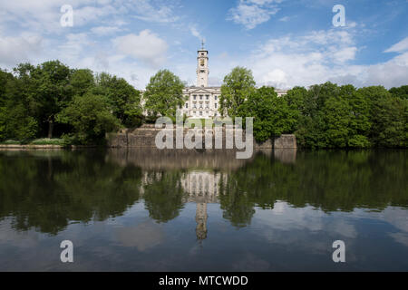 Trent Gebäude spiegelt sich in der See an der Highfields University Park in Nottingham, England, Großbritannien Stockfoto