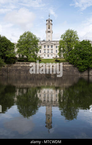 Trent Gebäude spiegelt sich in der See an der Highfields University Park in Nottingham, England, Großbritannien Stockfoto