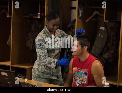 Senior Airman Kayla Stennis, 366 Operations Support Squadron aircrew Flug Ausrüstung Facharbeiter, passt Stellvertretender Vorsitzender Buster Gibson der Shoshone-Paiute Stämme der Duck Valley Indian Reservation für einen Helm, 16. Juni 2017, am Mountain Home Air Force Base, Idaho. Gibson muss der Helm sicher für seine Orientierung Flug zu passen, seine Sicherheit zu gewährleisten. (U.S. Air Force Foto von Airman 1st Class Malaysia Berry/Freigegeben) Stockfoto