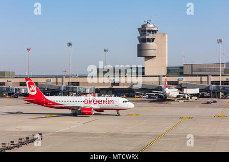 Ein Airbus A 320-214 der Air Berlin am Flughafen Zürich das Rollen. Stockfoto