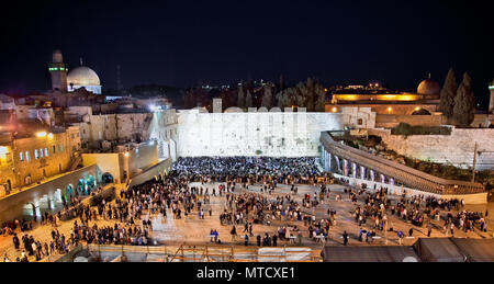 Western Wall auf dem Tempelberg (Har Ha-Bayit) und die goldene Kuppel des Rock in der Nacht in Jerusalem, Israel Stockfoto